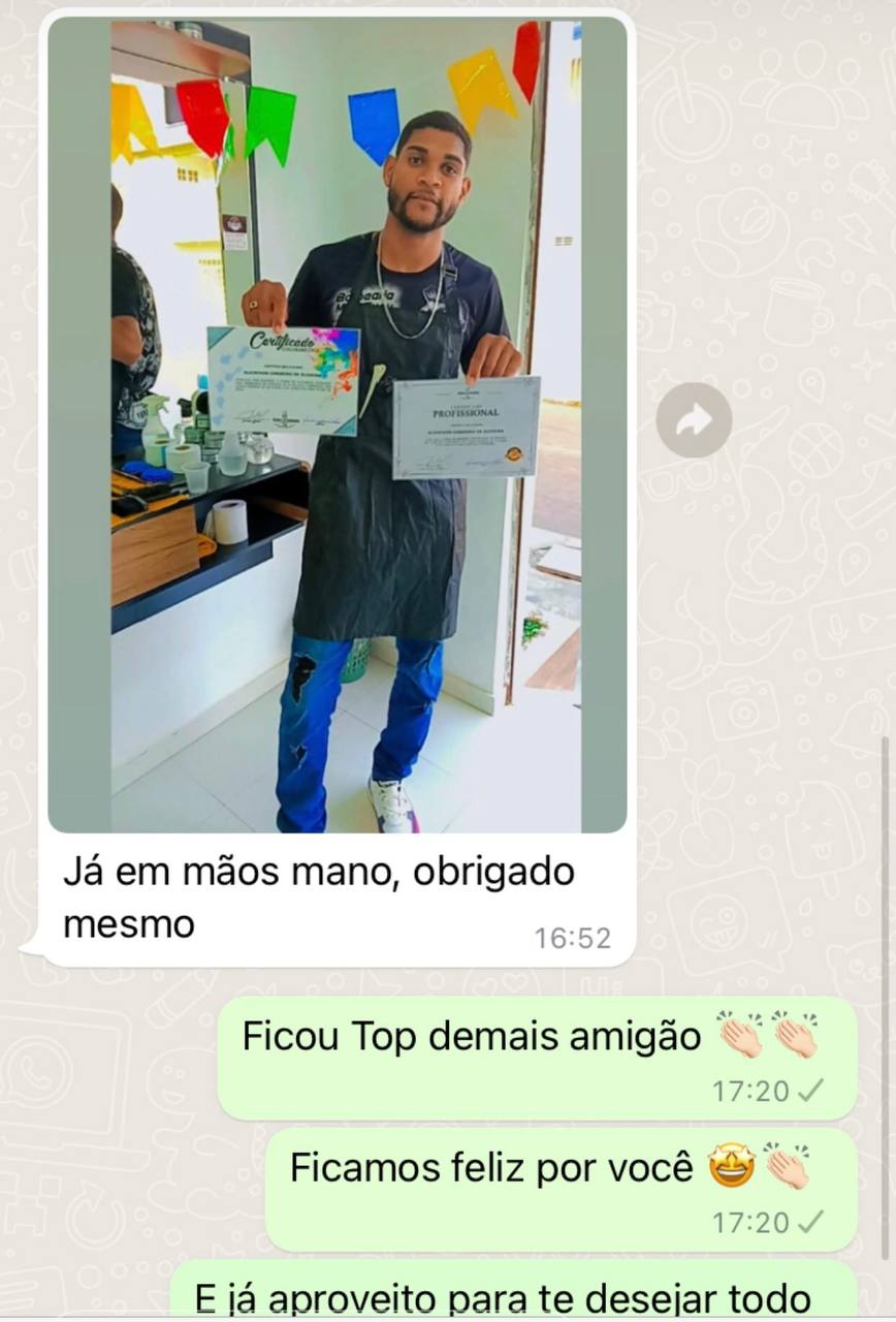 Aluno na barbearia com certificados