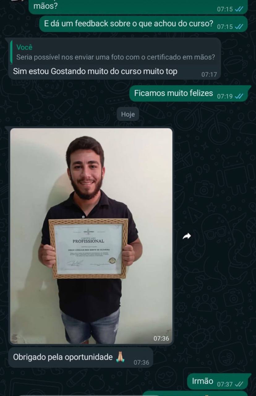 Aluno segurando certificado