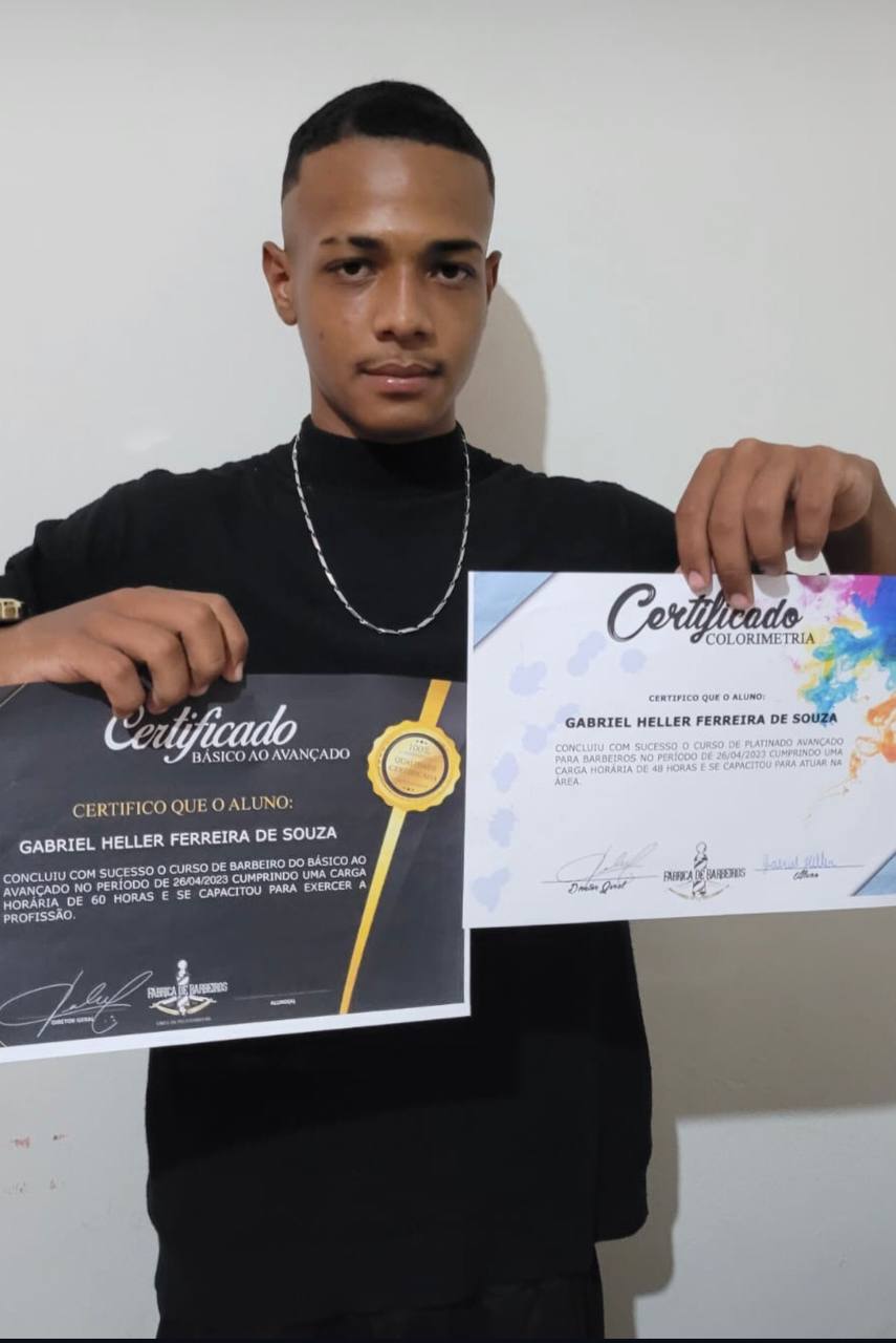 Aluno segurando dois certificados profissionais