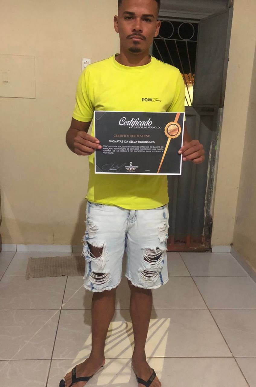 Aluno com certificado na mão